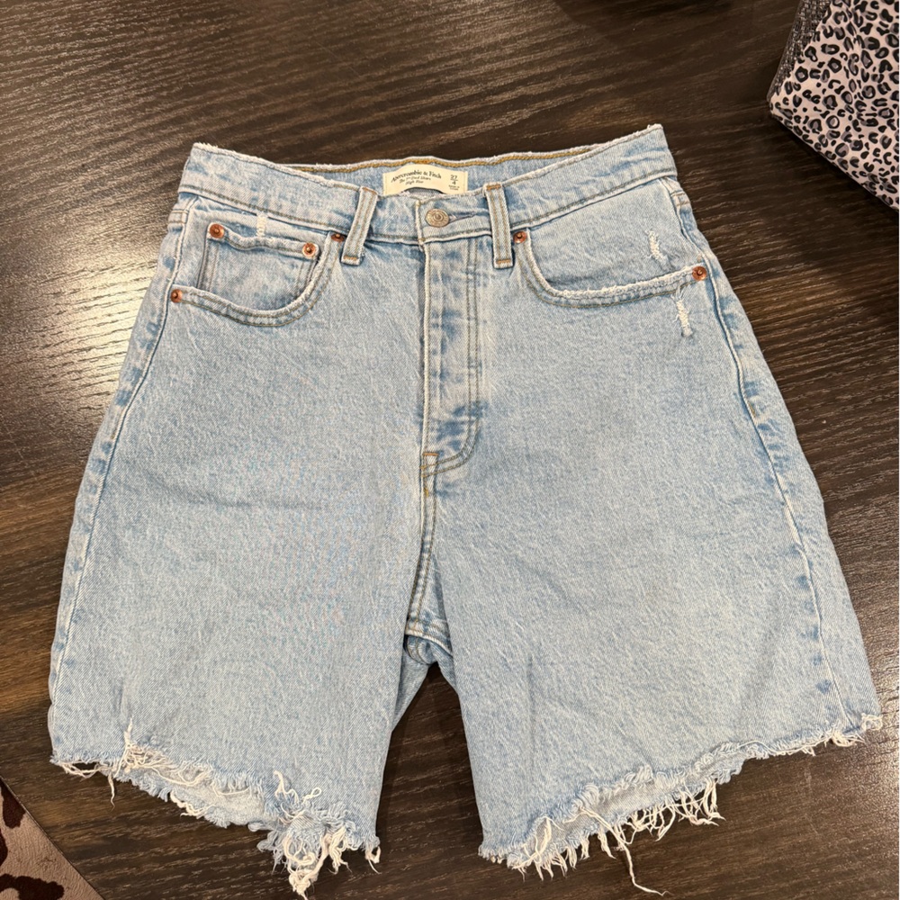 Abercrombie & Fitch Light Wash Jean Shorts 7” Dad Short High Rise